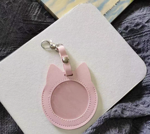 พวงกุญแจจี้การ์ตูน<span class=keywords><strong>อนิ</strong></span><span class=keywords><strong>เม</strong></span>ะสไตล์ญี่ปุ่นป้ายโปร่งแสงป้ายขนาดเล็ก<span class=keywords><strong>หนัง</strong></span> PU ที่เก็บของสะสมที่มีเสน่ห์ - Product Image 3