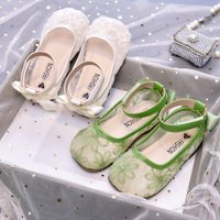 Chaussures en maille pour filles avec jolies fleurs en dentelle, chaussures plates pour enfants pour l'été 2026, nouvelle mode, sandales décontractées pour enfants, semelle souple