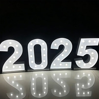 Enseigne lumineuse géante en lettres et chiffres pour mariage, modèle élégant, éclairée au sol
