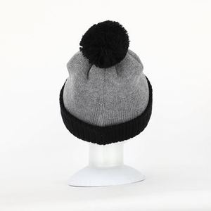 Chapeau en tricot en acrylique 100% avec logo métallique personnalisé, taille unique, élégant, protection hivernale - Product Image 2