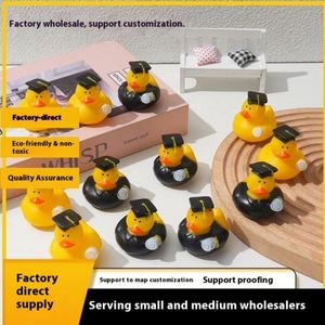 Nuevo Patito Amarillo de Juguete para Baño, Lindo Patito Médico Flotante que Chirría, Juguete para Niños, Gran Venta - Product Image 3