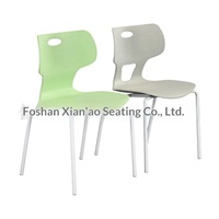 Chaise de salle à manger empilable à structure en acier, design moderne et épuré, idéale pour la formation commerciale, la réception, les négociations, les salons de thé et les cafés.