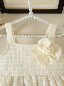 ชุดเดรสเด็กผู้หญิงลายตารางหวานๆ สำหรับฤดูร้อน ตกแต่งดอกไม้สามมิติอย่างประณีต ระบายอากาศได้ดี ODM สไตล์เจ้าหญิงแสนหวาน - Product Image 3