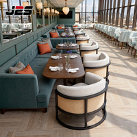 Mobilier de restaurant commercial J2S : Banquettes linéaires, chaises rembourrées tissées, tables en bois – Projets d'aménagement intérieur sur mesure
