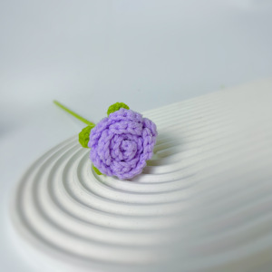 Fleurs artificielles de décoration intérieure de qualité exceptionnelle, fleurs tricotées à la main créatives, rose rouge - Product Image 6