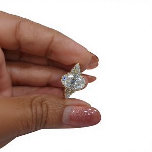 Anillo de compromiso de oro amarillo de 14 quilates con diamante cultivado en laboratorio de 2 quilates, diseño de racimo de peras y piedras laterales en forma de marquesa, joyería nupcial de lujo. - Product Image 1