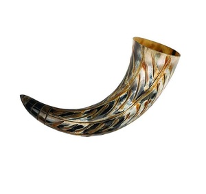 Objet d'art en corne de buffle artisanal, de forme naturelle et avec une sculpture complexe sur le thème animalier, pour une présentation décorative unique - Product Image 1
