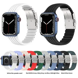 สายนาฬิกาซิลิโคนแบบสปอร์ตสำหรับ Apple Watch Series Ultra 49 มม. SE 44 มม. 38 มม. 42 มม. พร้อมหัวเข็มขัดแม่เหล็กแบบพับได้ - Product Image 2