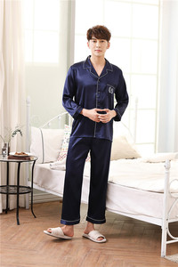 Pyjamas pour couples Nuisettes <span class=keywords><strong>sexy</strong></span> Design Vêtements de nuit en soie brodés personnalisés Pyjamas en satin pour hommes Costumes en satin de soie pour femmes Costume de nuit long - Product Image 6