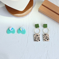 Boucles d'oreilles pendantes longues en acrylique géométrique coloré à imprimé léopard et pois - Design animal artistique élégant pour femmes, cadeau parfait