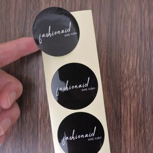 Étiquette adhésive ronde noire pour bouteille avec impression personnalisée brillante du logo - Product Image 1