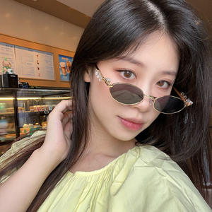 เฉียนไนแว่นกันแดดทรงวงรีสำหรับผู้หญิง สีเงิน สแตนเลส UV400 น้ำหนักเบา เลนส์ AC ประเภท 3 รุ่น E2-24010 - Product Image 4