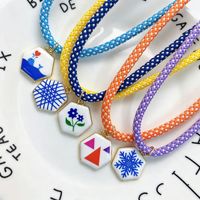 Nuevo Collar de Cuerda Redonda Tejida DIY con Colgante Pequeño Hexagonal Geométrico Pintado con Efecto Goteo de Aceite, Serie de Colores Arcoíris y Núcleo de Poliéster