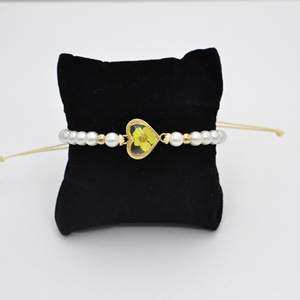 Braccialetto con Fiori Essiccati di Narciso, Ciliegio e Pesco, Cornice Dorata, Perle Finte in Resina e Vetro, Gioiello da Polso Delicato - Product Image 5