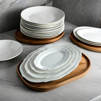 Vente chaude Classique Européenne En Relief Forme Porcelaine Vaisselle Ensemble Assiettes En Céramique 6 Utilisateurs Vaisselle Ensembles Maison Noël