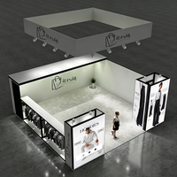 Stand d'exposition modulaire en profilés aluminium pour salon professionnel, 3m x 6m, avec bannière suspendue au plafond