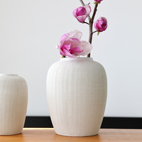 Vase à fleurs décoratif de table en céramique blanche sculptée à la main haut de gamme, style nordique japonais moderne