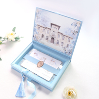 Hochwertige Hellblaue Samt-Hardcover Hochzeitseinladungsbox mit Individueller Veranstaltungsort-Illustration, Wachssiegel und Zeitleistenkarte für Hochzeiten
