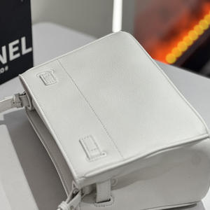 Sac à bandoulière élégant en cuir de vachette pleine fleur avec texture cuir, design tendance, polyvalent, pour le quotidien et les cosmétiques - Product Image 4