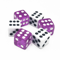 Dés en acrylique personnalisés mélangés à des dés blancs solides, points standard D6, parfaits pour les jeux de société et les accessoires de TCG.