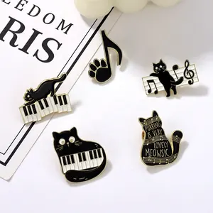 Siyah kedi müzik emaye Pin hayvan sevimli müzik aleti notlar piyano broş rozeti arkadaşlar hediye toptan sırt çantası aksesuarları