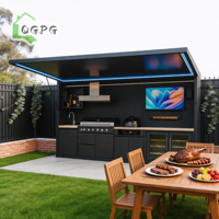 Barbecue extérieur motorisé professionnel en acier inoxydable 304 de qualité marine avec toit rétractable, intégrant un grill, un évier et un réfrigérateur, idéal pour les complexes hôteliers commerciaux