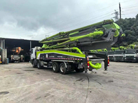 Pompe à béton sur camion Zoomlion 52m, moteur diesel, reconditionnée, modèle 2017, en stock, prête à être expédiée, châssis Benz