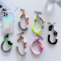 Nouvelle breloque de téléphone colorée avec cordon court et patch, dragonne de poignet pour téléphone portable, chaîne pour coque iPhone 16