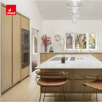 Meubles de cuisine en placage de chêne blanc massif de style Japandi, avec structure en MDF et chêne clair massif, style Wabi Sabi, pour villa