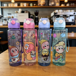 ขวดน้ำพลาสติกลายการ์ตูนสีสันสดใสน่ารัก พร้อมหลอดและเชือกพกพาสะดวกสำหรับเด็กๆ พกไปโรงเรียน ความจุ 700 มล. - Product Image 5