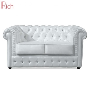Bianco trapuntato chesterfield living room furniture 2 posti chesterfield <span class=keywords><strong>divano</strong></span> di lusso luce <span class=keywords><strong>chester</strong></span> top grano <span class=keywords><strong>divano</strong></span> in pelle - Product Image 1