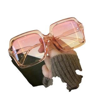 Lunettes de soleil carrées surdimensionnées vintage avec logo personnalisé élégant, protection UV400, verres dégradés pour femmes - Product Image 5