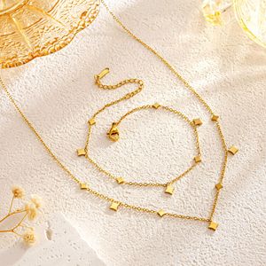 Ensemble de collier et de bracelet de cheville tendance en acier inoxydable plaqué or 18 carats PVD, design floral pour femmes |   Bijoux imperméables hypoallergéniques Aceworks - Product Image 1