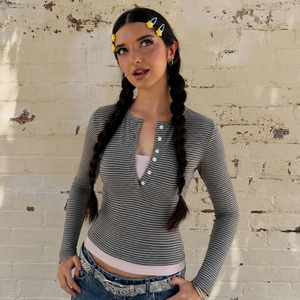 เสื้อถักลายทางคอวีติดกระดุมบล็อกสี เสื้อยืดแขนยาวผู้หญิง สไตล์ลำลองติดกระดุมด้านหน้า แฟชั่นย้อนยุค Y2K - Product Image 3