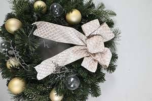 Ornement de porte d'entrée personnalisé de haute qualité, couronne de Noël artificielle en PVC vert, couronne de Noël avec boule - Product Image 4