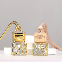 Diffuseur de parfum de voiture luxueux et exquis, flacon de parfum de voiture avec couvercle en bois, flacons de parfum de voiture carrés suspendus