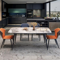 Ensemble table et chaises de salle à manger de luxe italien, moderne et simple, pour petit appartement urbain, avec plateau rectangulaire en pierre de type ventre de cheval.