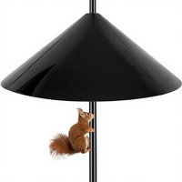 Barrière anti-écureuils en plastique de 19 pouces pour mangeoire à oiseaux, à fixer sur poteau, avec crochet de berger (noir)