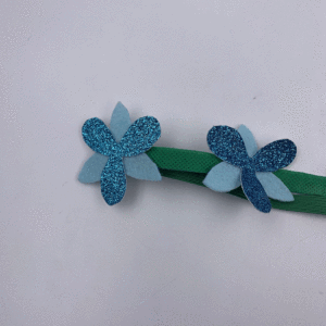 Diadema elástica infantil estilo inglés minimalista con flor de tres pétalos y diseño de cebolla verde, accesorio para el cabello. - Product Image 3