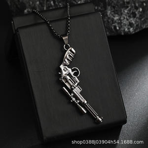 Collier avec pendentif en alliage en forme de pistolet classique personnalisé - Product Image 3