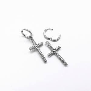 Pendientes de aro Huggie para hombre, chapados en oro, hipoalergénicos, con dije de cruz retorcida grabada, estilo vintage, punk, gótico, perforados - Product Image 4