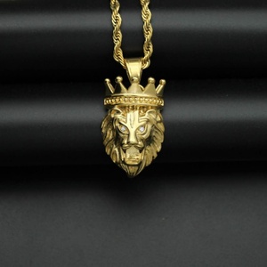 Colgante de Lujo de Alta Gama con Cabeza de León y Corona, en Acero Inoxidable y Varios Colores - Product Image 5