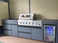 Structure de barbecue extérieure moderne haut de gamme avec barbecue à gaz en acier inoxydable et réfrigérateur pour les réceptions en plein air