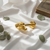 Bijou de piercing en titane ASTM F136 avec finition PVD Or 24K, style chapeau de cowboy, type labret à poussoir sans filetage, pour conque, hélix, tragus, cartilage