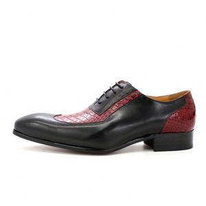 Chaussures habillées formelles pour hommes en cuir noir à bout aile, motif python rouge rétro, empeigne patchwork - Product Image 2