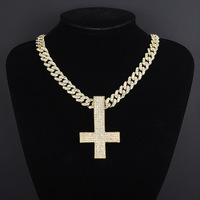 Collier pendentif croix dorée audacieuse avec chaîne cubaine entièrement sertie de pierres pour hommes hip-hop et passionnés de streetwear