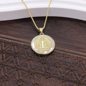 Collier pendentif rond plat en cuivre avec figurine religieuse en coquillage australien en or 18 carats, bijoux en coquillage naturel mélangés - Product Image 6