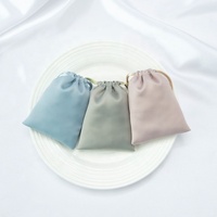 Pochette carrée pliable de luxe en satin de soie avec cordon de serrage pour bijoux, logo personnalisé, taille et couleur personnalisables pour emballage de maquillage et de vêtements