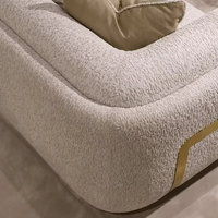 Sofá Blanco para Salón Tapizado en Terciopelo con Decoración de Acero Inoxidable Dorado para Sala de Estar de Villa o Casa de Huéspedes