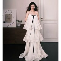 Robe de soirée longue plissée à volants sans bretelles blanche pour femme avec nœud en ruban noir, idéale pour les mariages et événements spéciaux, marque privée OEM